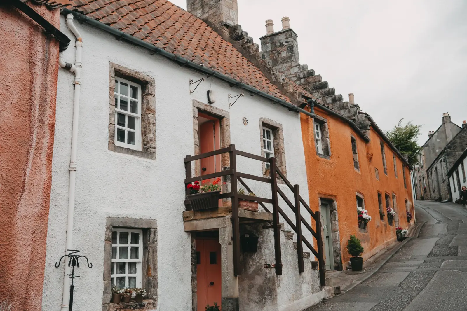 Gasse mit historischen weißen und orangefarbenen Häusern