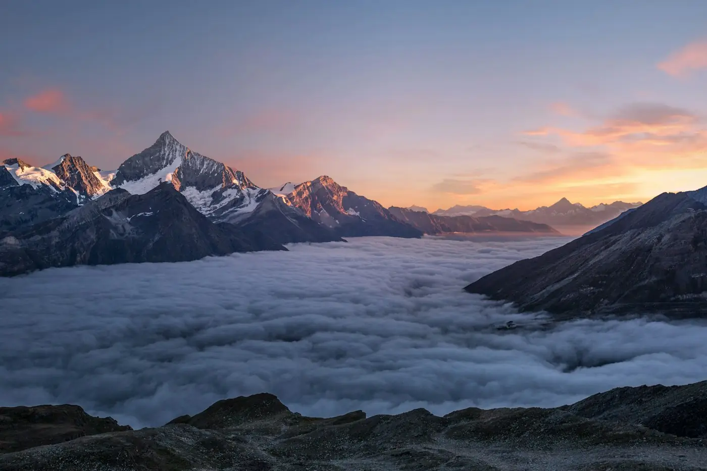 Berggipfel über einem Wolkenmeer