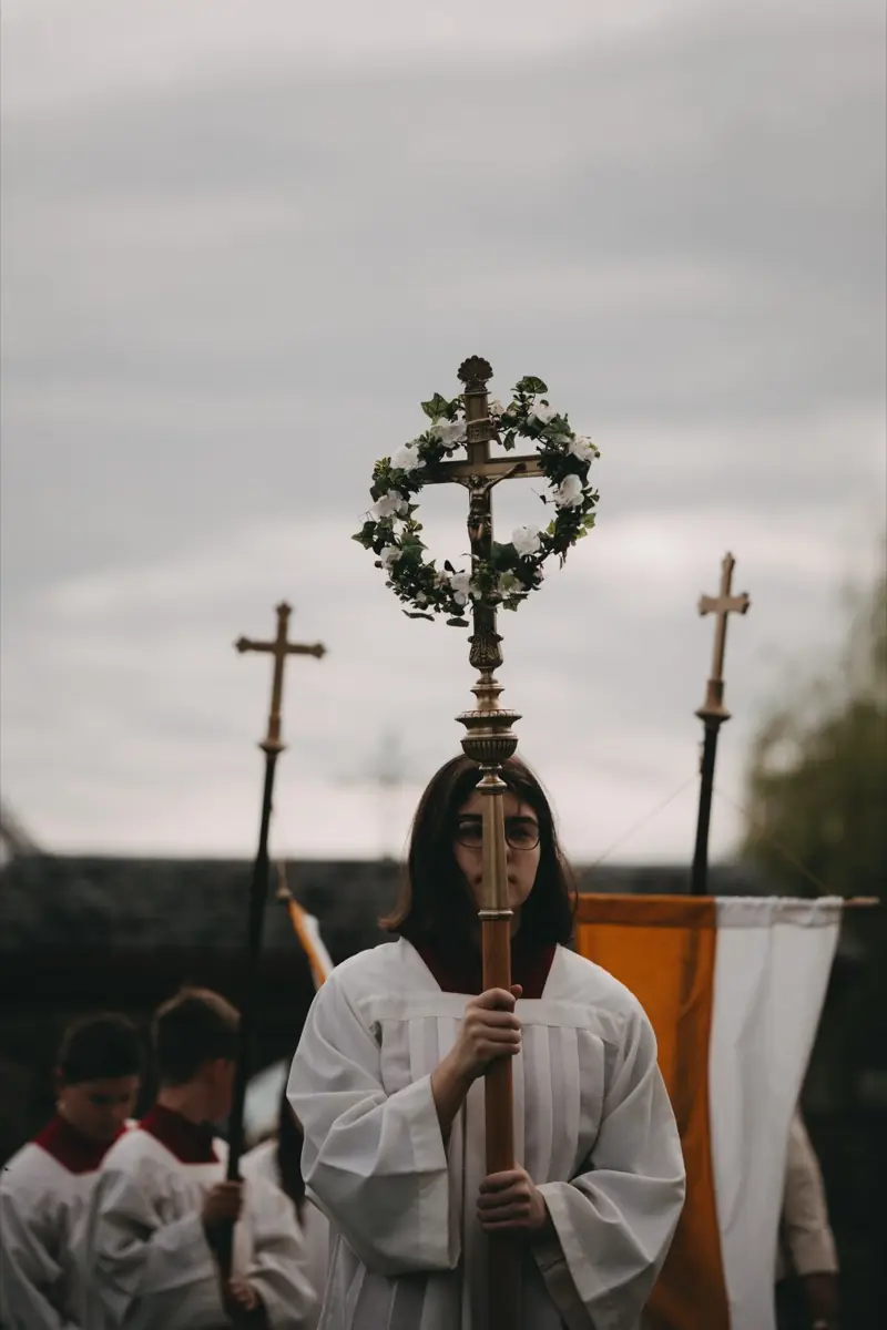 Feierliche Prozession mit Kreuz bei einem kirchlichen Fest