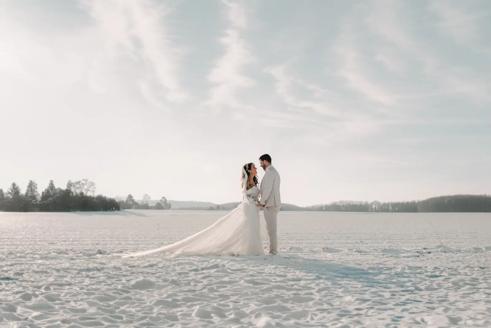 Brautpaar bei einem Elopement im Schnee