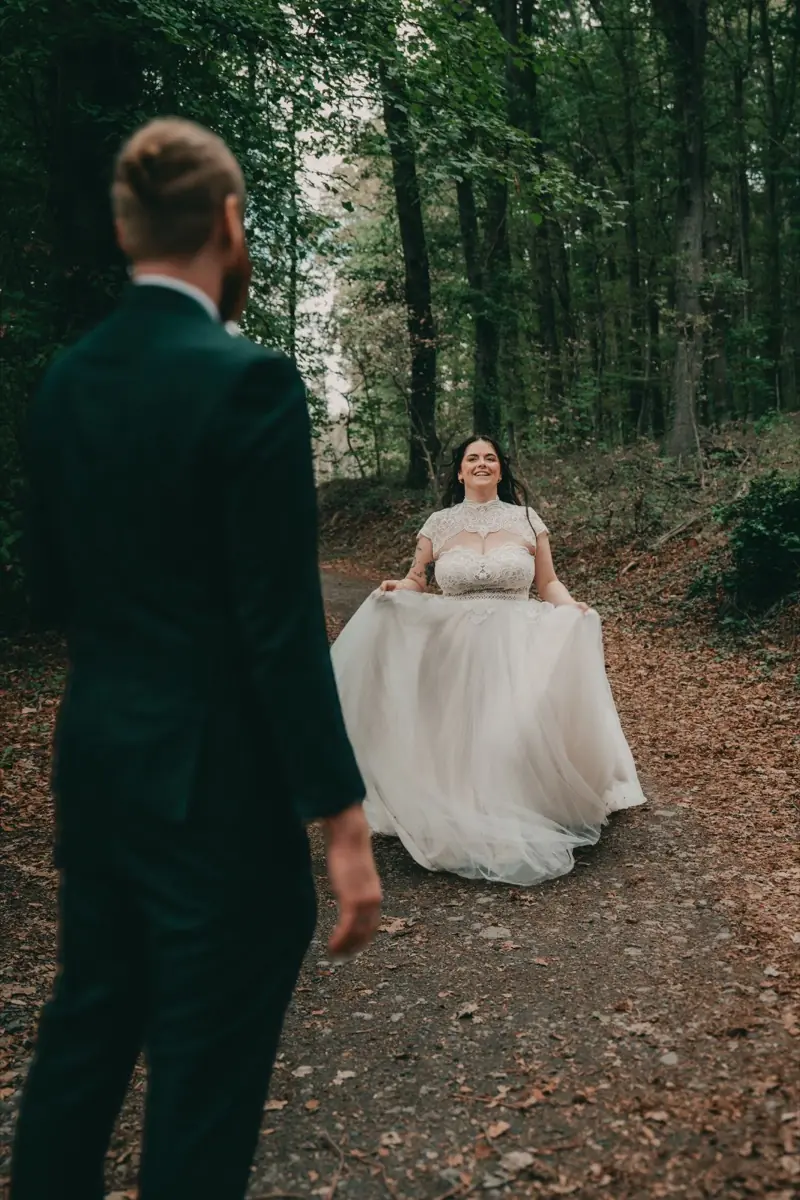 First Look im Wald: Die Braut steht vor dem Bräutigam
