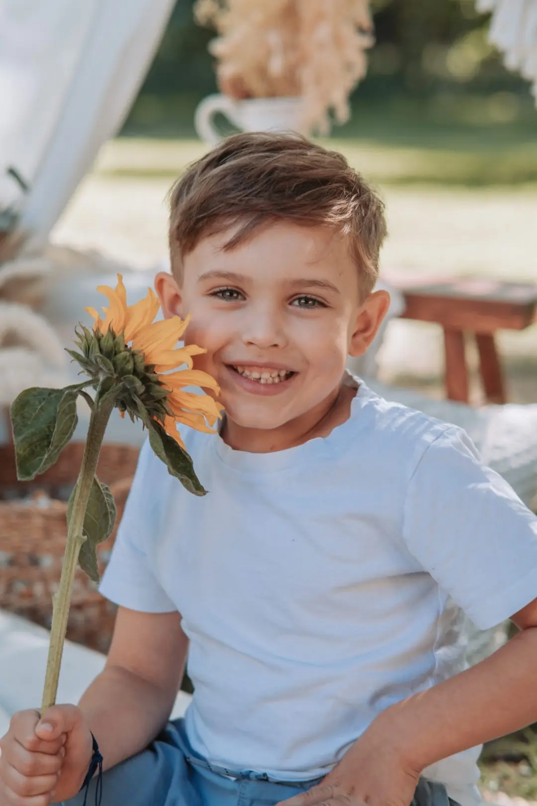 Junge mit Sonnenblume