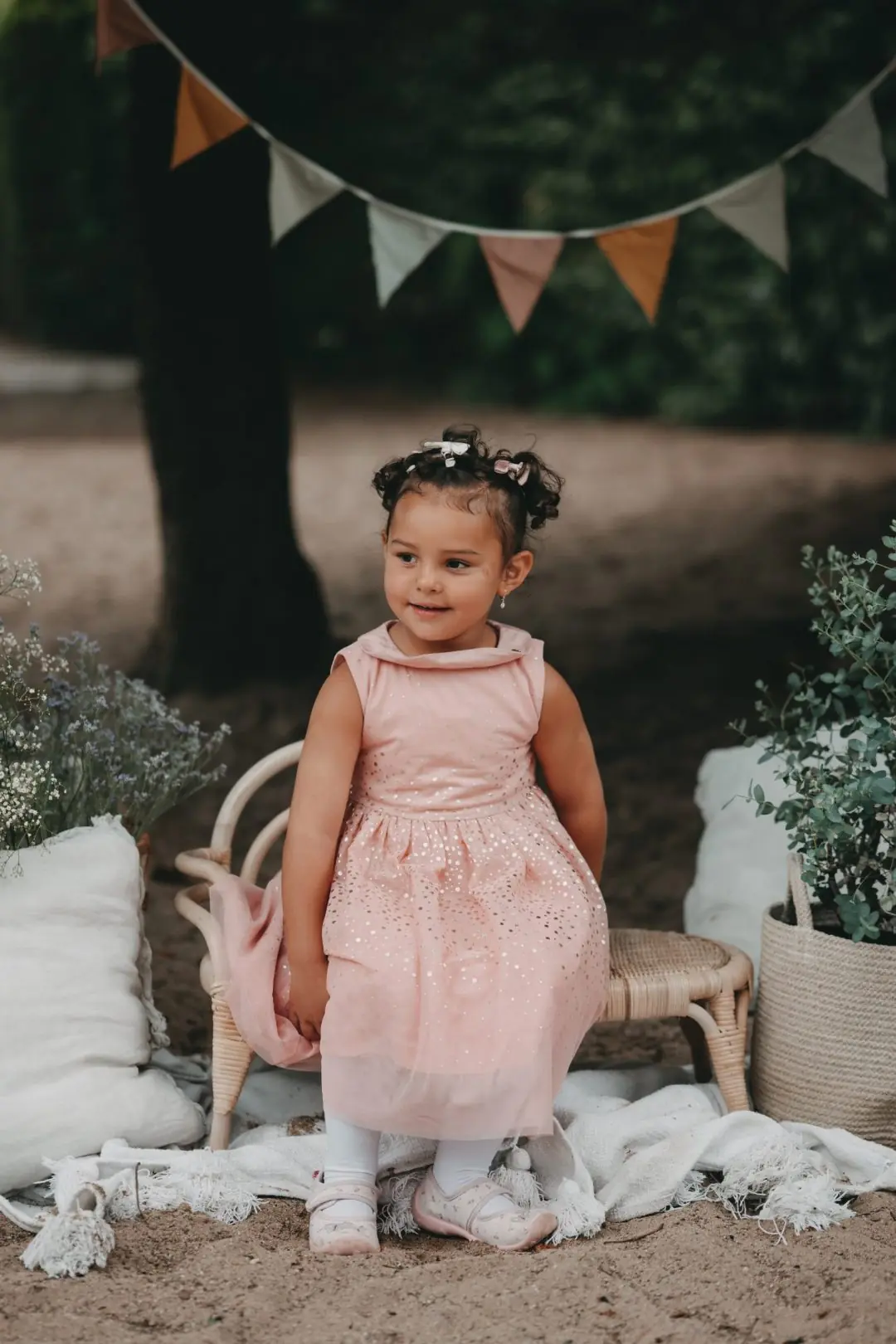 Kleines Mädchen im rosa Kleid in einer liebevoll dekorierten Fotoecke