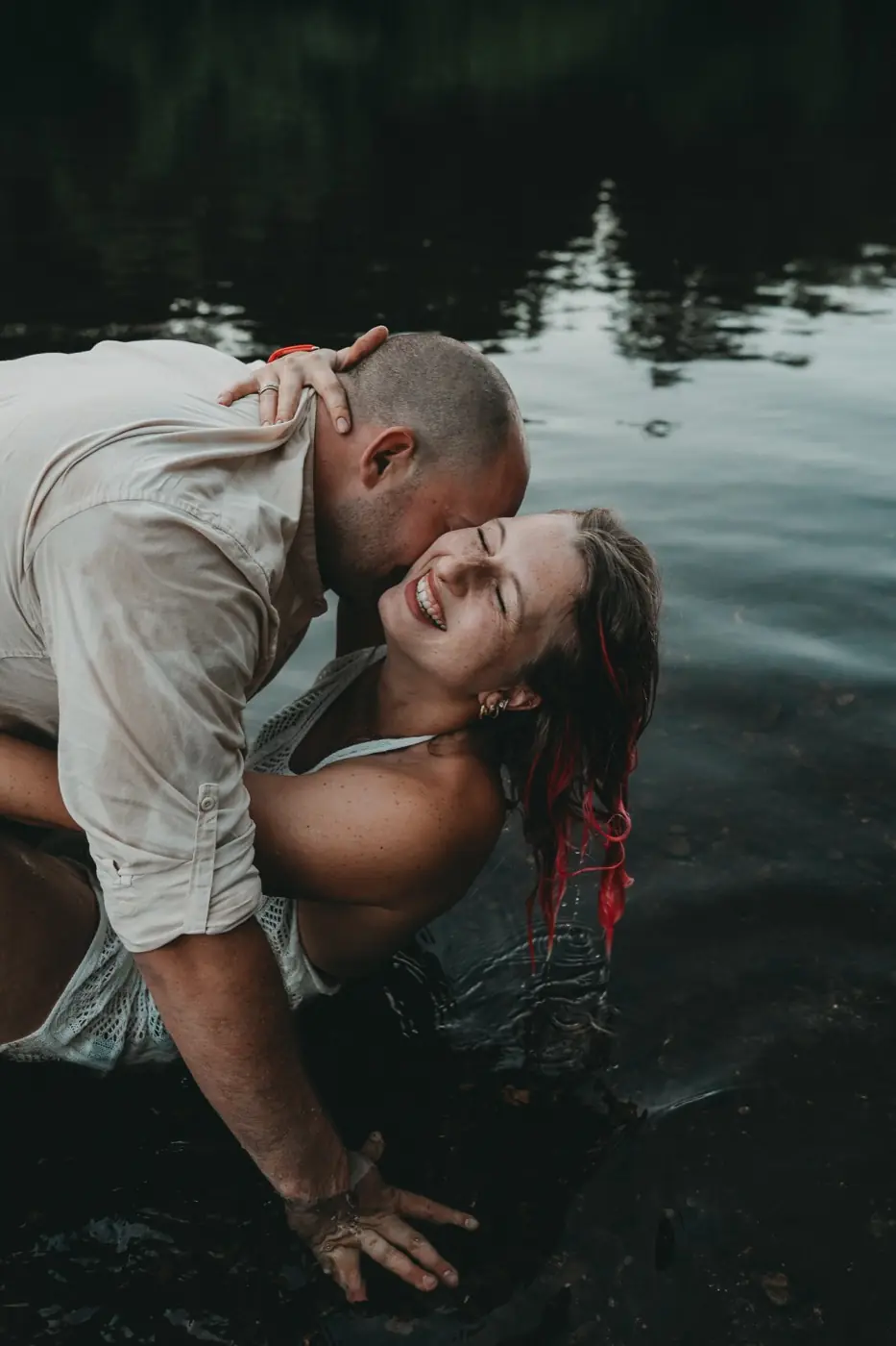 Lachendes Paar im Wasser
