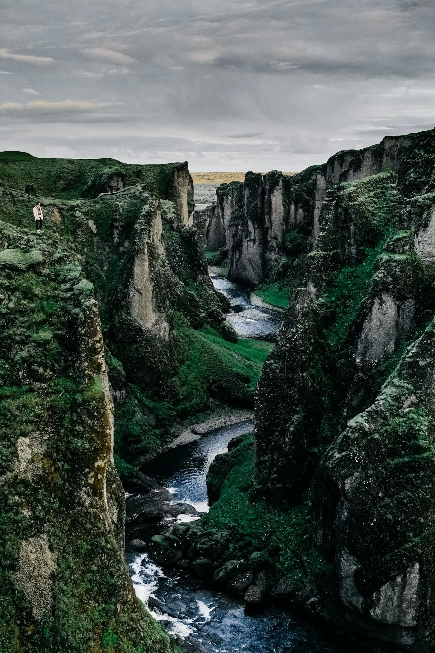 Grüne Schlucht mit Wasserfall
